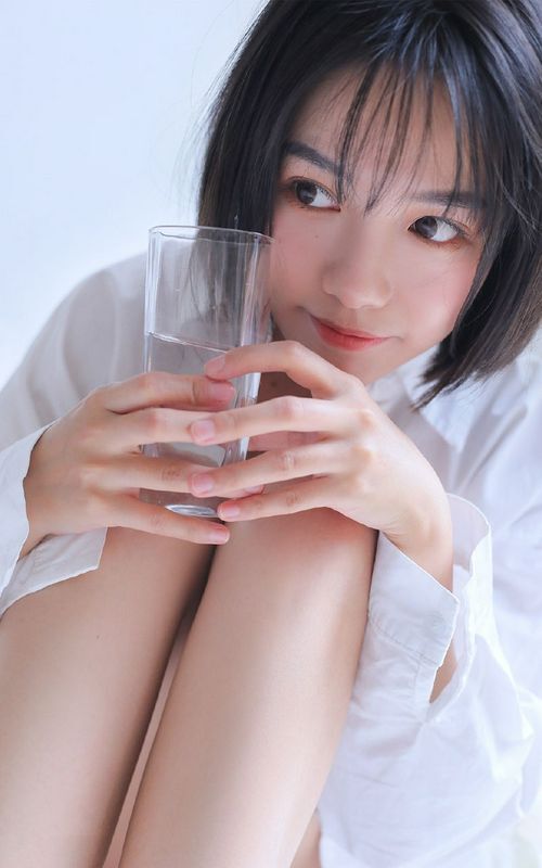 白嫩美女慵懒白衬衣美女长腿写真