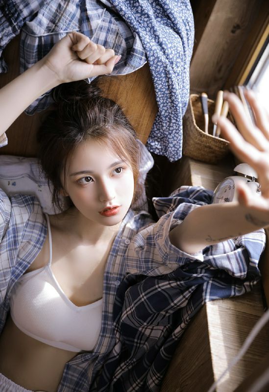 白皙尤物美女性感撩人写真图片