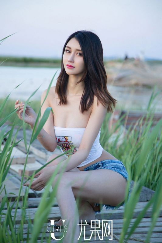 白马女神田梓茵白色蕾丝黑色亮片