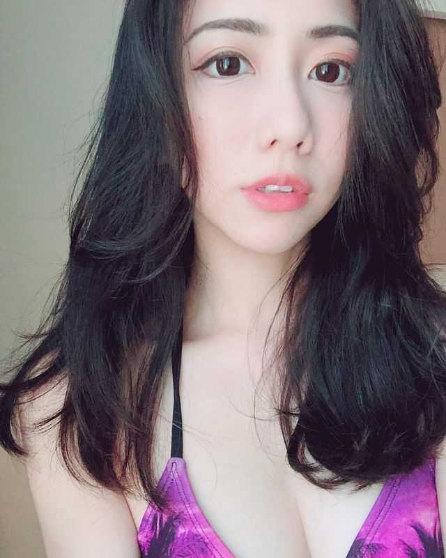性感小舌超低领口LeslieChan男粉整个坐不住
