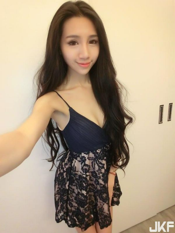 高雄通信行正妹老板娘尹婕熙!!!笑容白皙胸部都超迷人的~~~~~