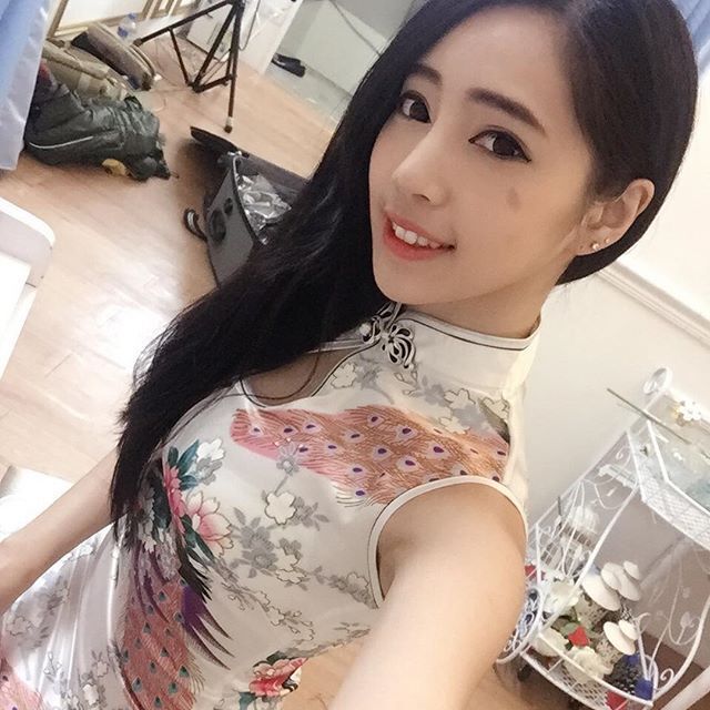 腿控的福利来啦！Cindy如如旗袍和洋装露出的完美曲线让人手痒阿~