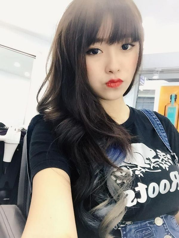 百变猫女小乖充满着知性美