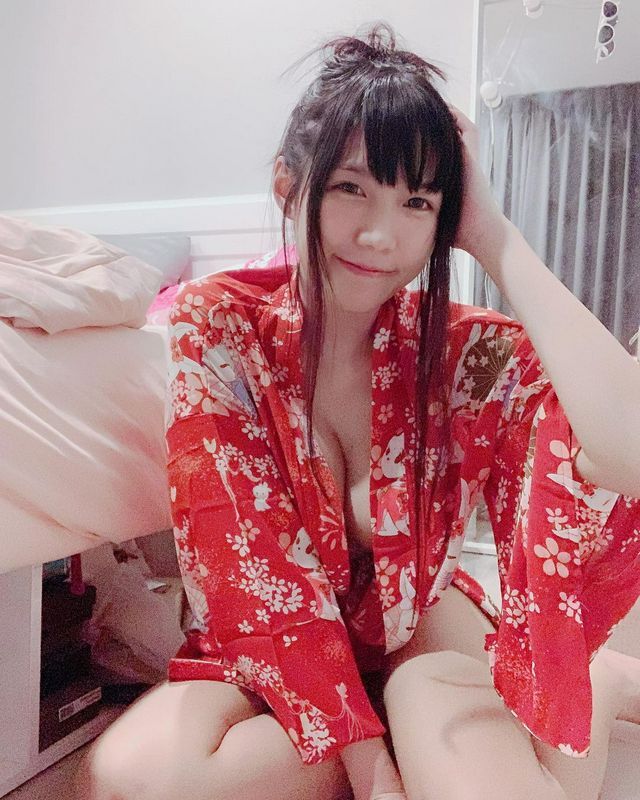 专业的CoserAlice甜美颜值让人心动，穿上服装画面甜蜜蜜