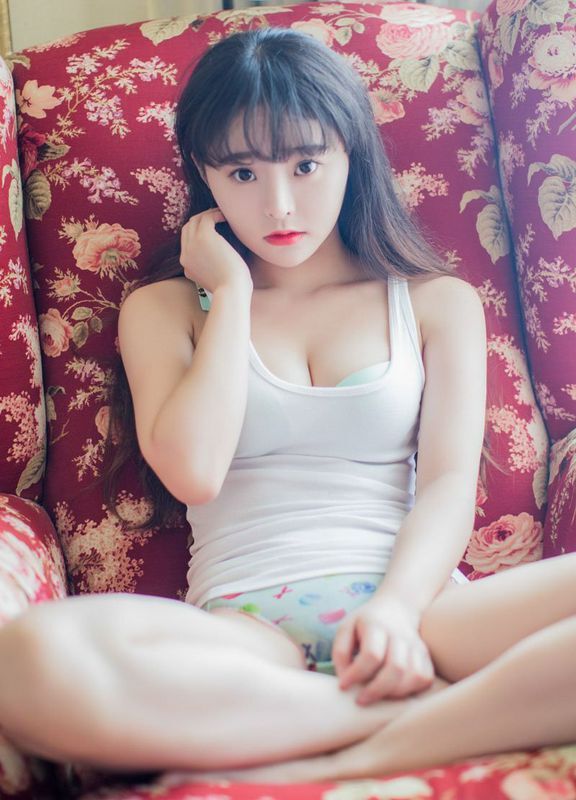 清纯甜美的巨乳女孩