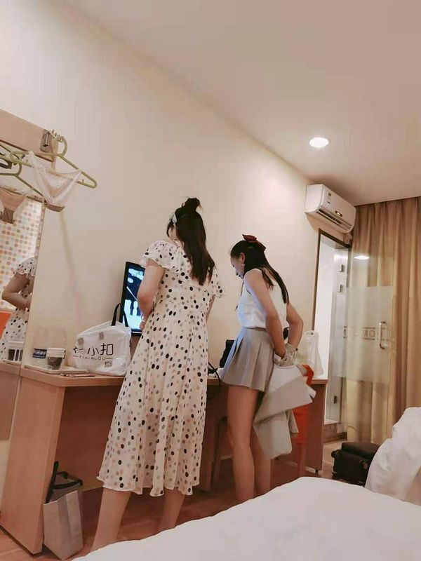 若要姐妹更情深，床上必须一起嗯。莫问老婆哪家强，我家骚逼1挑N